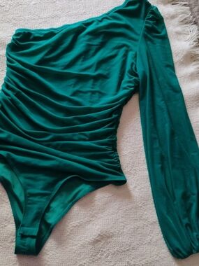 Ruched One-Shoulder Bandeau Bodysuit in Emerald Green
